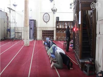 عدد قليل من المصلين في المسجد