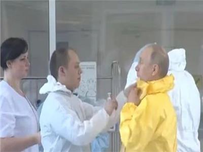  بوتين يتفقد قسم المصابين بكورونا في موسكو