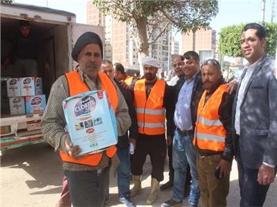 حزب المؤتمر بمنيا القمح يدعم عمال مجلس المدينة
