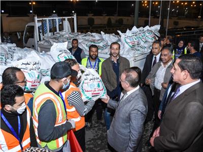 محافظ الإسكندرية يطلق إشارة البدء لتوزيع المعونات الغذائية لعمال اليومية