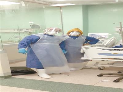 د. أحمد الشافعى خلال إجرائه عملية لأحد المصابين بكورونا
