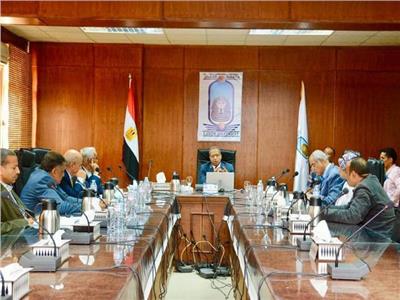 مجلس جامعة الأقصر يقرر التبرع بنسبة 25% من رواتبهم لصندوق تحية مصر لدعم العمالة الغير منتظمة