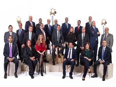 رئيس مجلس الإدارة والنواب ورؤساء القطاعات في بنك مصر