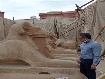 وزير السياحة يتفقد أعمال ترميم الكباش الأربعة في التحرير