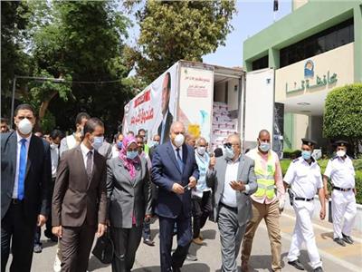 وصول شاحنات صندوق تحيا مصر المُحملة بكراتين المواد الغذائية إلى قنا