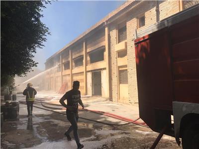 5 سيارات إطفاء تسيطر على حريق مصنع أحبار ببرج العرب
