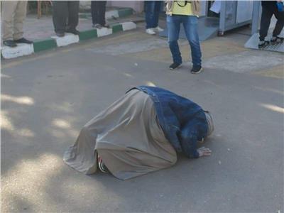 مواطن يسجد شكرا لله بعد وصوله مدينة الطلبة بجامعة القاهرة