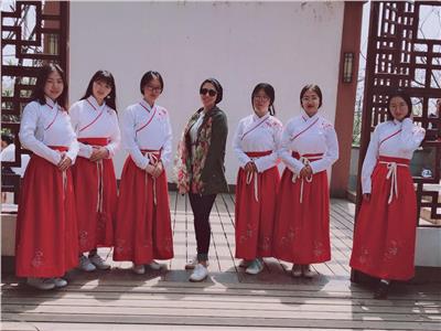 إيناس مع مجموعة من الصينيين