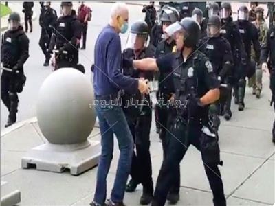 إيقاف ضباط شرطة في <بافلو> دفعوا متظاهرا أرضا...واستقالة جماعية من جانب زملائهم