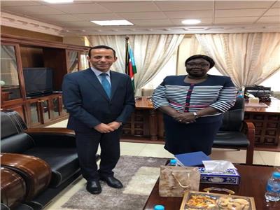  محمد قدح السفير المصري مع "بياتريس خميسا" وزيرة الشئون الخارجية في جنوب السودان