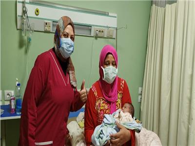 خروج 29 مصابا بينهم طفلة ولدت  قيصريا بالمستشفى ووالدتها بعد التأكد من شفائهم