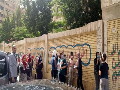  تجمعات طلاب أمام مدرسة بن النفيس بمدينة نصر