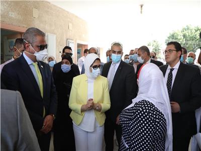 وزيرة الصحة ومحافظ الفيوم خلال جولتهما على المتشآت الصحية