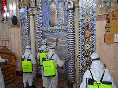 أعمال تعقيم وتطهير مسجد الحسين 