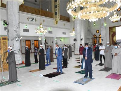 محافظ أسوان يؤدى صلاة المغرب بالمسجد الجامع
