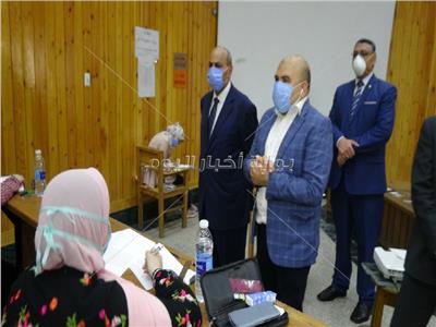 "رئيس جامعة المنيا" يتفقد امتحانات الفرق النهائية بـ "طب الأسنان"