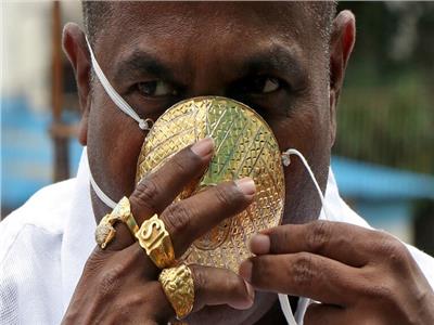  رجل هندي يشتري كمامة ذهبية للوقاية من كورونا