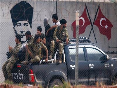 الدواعش يرفعون العلم التركي في ليبيا