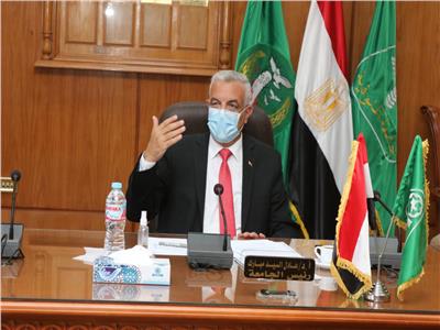 رئيس جامعة المنوفية يتابع أعمال لجنة إدارة ومواجهة أزمة فيروس كورونا المستجد  