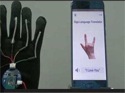 قفاز جديد يترجم لغة الإشارة بشكل فوري