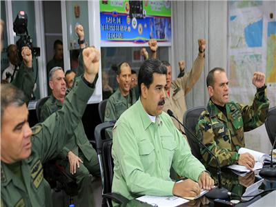 الرئيس الفنزويلي وسط قادة للجيش