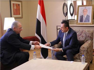 السفير أحمد فاروق يُسلم رئيس الحكومة اليمنية دعوة لزيارة القاهرة