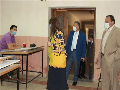 نائب رئيس جامعة بنها تتابع سير الإمتحانات بكلية الهندسة بشبرا
