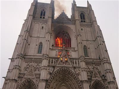 اندلاع حريق ضخم في كاتدرائية نانت التاريخية غرب فرنسا