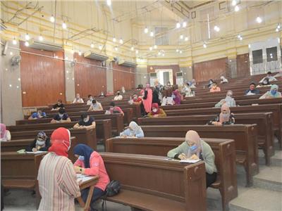 امتحانات الفصل الدراسي الثاني لطلاب الفرق النهائية بجامعة القاهرة 