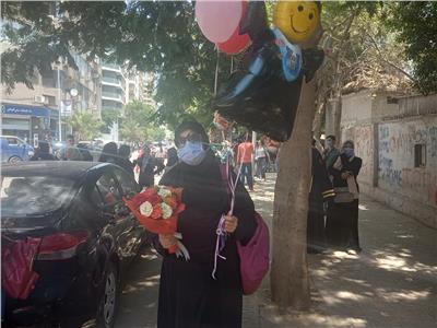  اولياء الامور بانتظار أبنائهم امام مدرسة جمال عبد الناصر بالمهندسين 