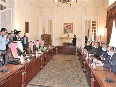 وزير الخارجية ونظيره السعودي يناقشان قضايا التعاون الثُنائي