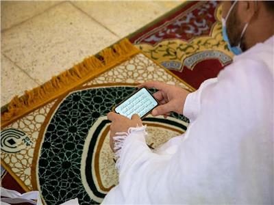 حجاج بيت الله يحملون تطبيق مصحف المدينة النبوية عبر شاشات الإسلامية