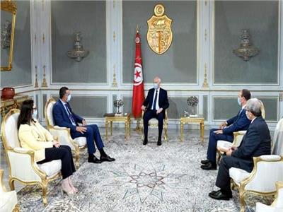 الرئيس التونسي قيس سعيد في اجتماع مع وزير دفاعه 