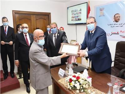 وزير القوى العاملة يكرم 8 من قدامى مديري القوي العاملة بالإسكندرية