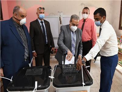 المهندس محمد أحمد مرسي وزير الدولة للإنتاج الحربي بصوته فى انتخابات مجلس الشيوخ