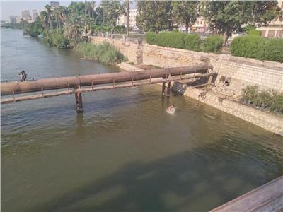  شباب يلجآ لنهر النيل هربآ من درجه الحراره