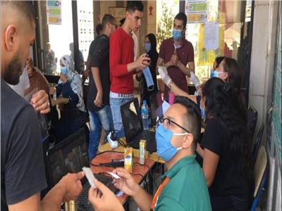 شباب قائمة «من أجل مصر» يساعدون الناخبين في معرفة لجانهم بمدينة نصر