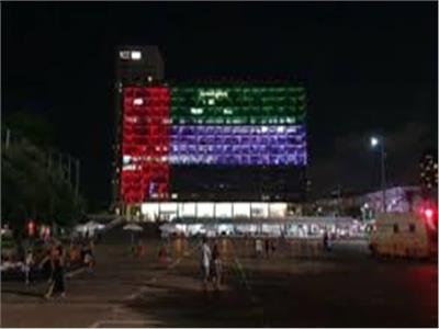 إضاءة مبنى بلدية تل أبيب بألوان العلم الإمارتي 