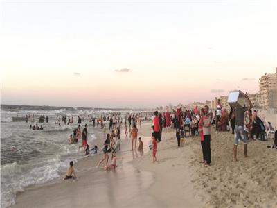 زحام على الشواطئ العامة في الإسكندرية بعد الساعة الخامسة عصرا