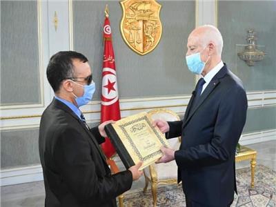  الرئيس التونسي قيس سعيد مع المرشح لتولي حقيبة وزارة الشؤون الثقافية وليد الزيدي