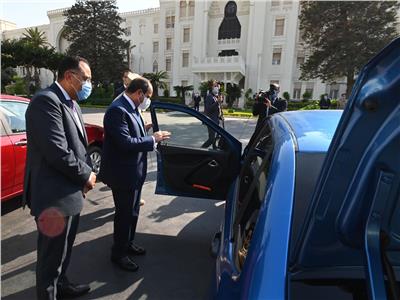 الرئيس السيسي يتفقد نماذج سيارات كبرى الشركات العالمية «المُصنعة محليًا»