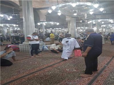 بالكمامات ومراعاة التباعد.. المصلون يؤدون صلاة الجمعة الأولى في مسجد الحسين