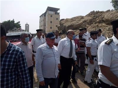 نائب محافظ القاهرة يتفقد أعمال إزالة منطقة الحرفيين والعقارات التي تعوق محور الفردوس