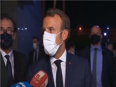 الرئيس الفرنسي ماكرون في أعقاب وصوله بيروت