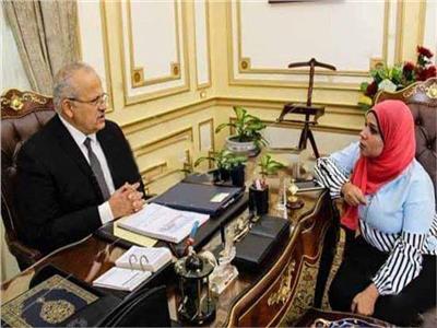 رئيس جامعة القاهرة أثناء حواره مع محررة بوابة أخبار اليوم
