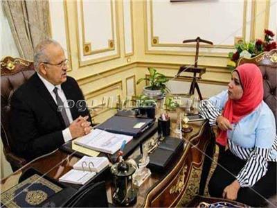 رئيس جامعة القاهرة أثناء حواره مع محررة "بوابة أخبار اليوم"