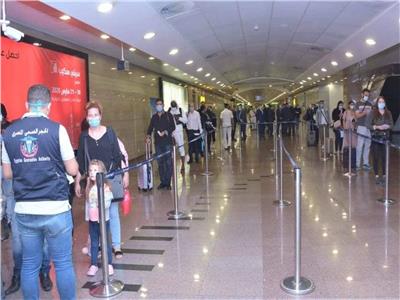 من داخل مطار القاهرة.. شاهد كيف يتم تطبيق إجراءات حصول المسافرين على PCR