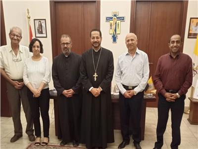  الأنبا باخوم يلتقي مع مسؤولي جمعية الصعيد لبحث سبل التعاون مع الإيبارشية البطريركية