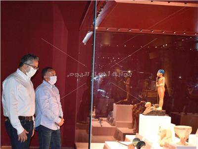 وزير السياحة يتفقد معرض كنوز الملك توت عنخ آمون بمتحف الغردقة