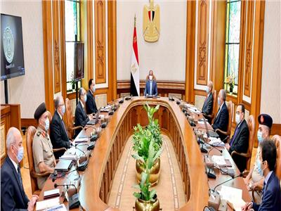 الرئيس عبد الفتاح السيسي خلال اجتماعه بمدبولي وإسماعيل و٣ وزراء